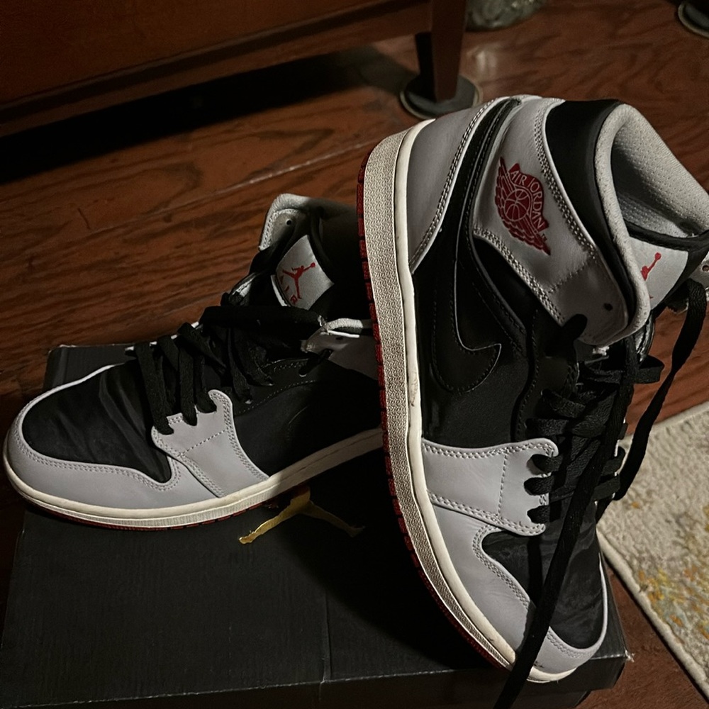 Air Jordan 1 mid size 10.men black, red and grey